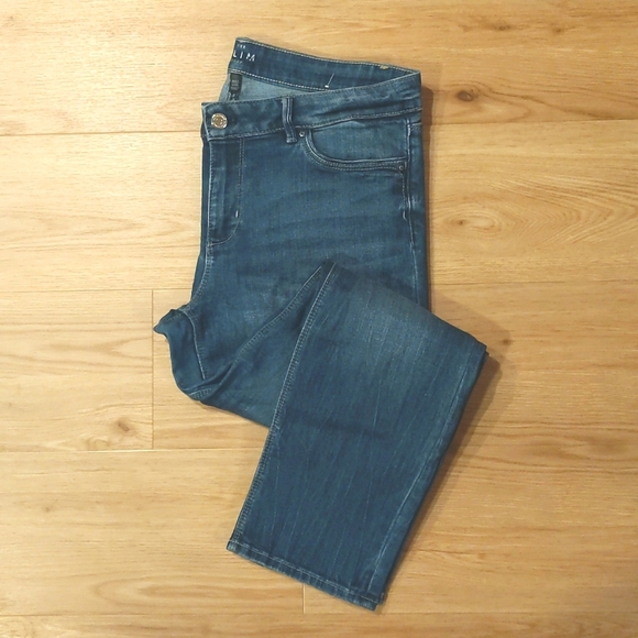 Slim Crop Jeans - Picture 2 of 9